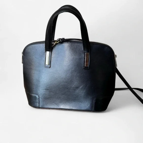 Vera Pelle Black 100% leather cross body bag with gold hardware and zip closure - Picture 1 of 8